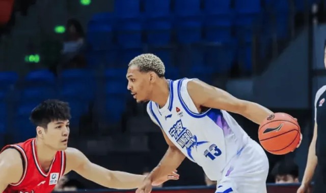 半岛体育-贝兹利宁波首秀出战12分钟，投篮6中4得到8分2篮板1助攻