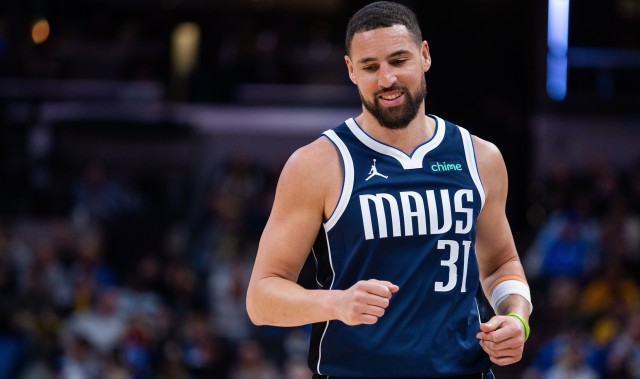 半岛体育网址-尽力局！克莱替补16中8&amp;三分11中5 得到21分1板1助2断