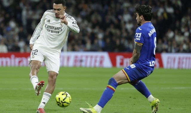 半岛体育网址-0-1！10人皇马惨遭两连败，被巴萨甩开4分，新星追骂主裁被直红