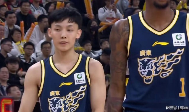 半岛体育官网-挤走胡明轩+取代徐杰！广东锋线奇兵确认上位，杜锋下课倒计时？